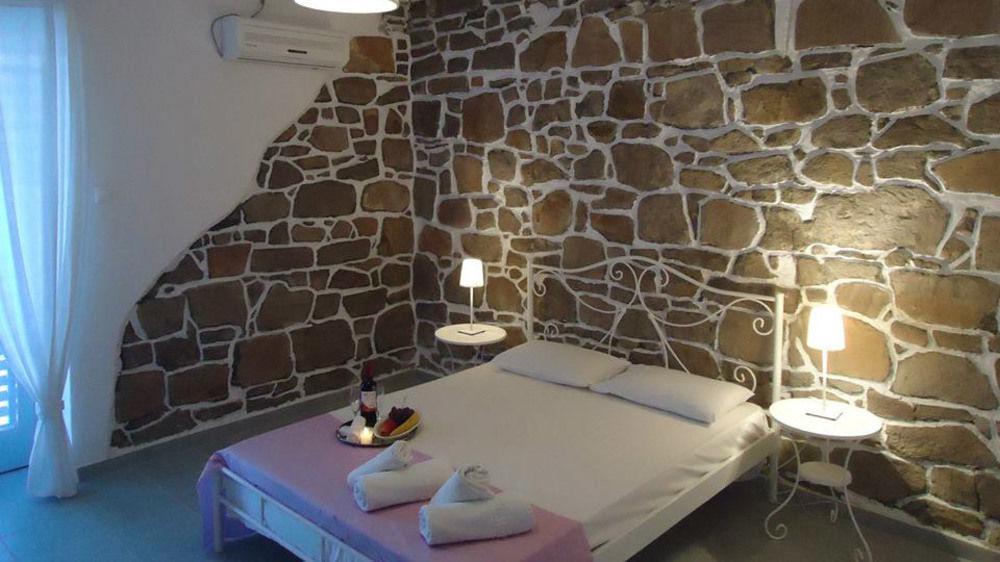 Hotel Adamas Bagian luar foto